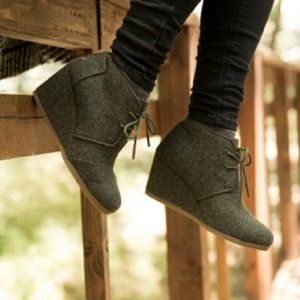 Tom's Desert Wedge Olive Herringbone Booties